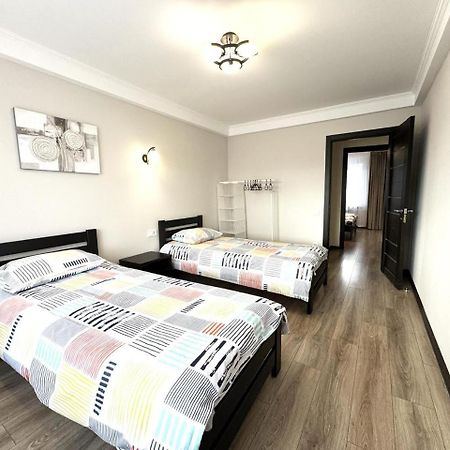 Artal Apartment On Obolonskyi Avenue 16A, 2 Bedroom Kyiv Exterior photo